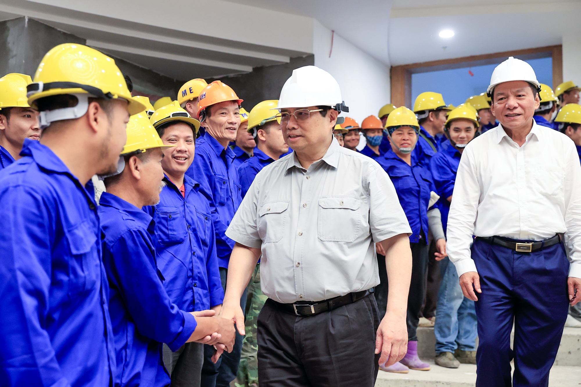 Thủ tướng động viên cán bộ, công nhân làm việc trên công trường dự án nhà văn hóa nghệ thuật tỉnh Phú Thọ trong ngày nghỉ lễ Giỗ Tổ - Ảnh: VGP/Nhật Bắc