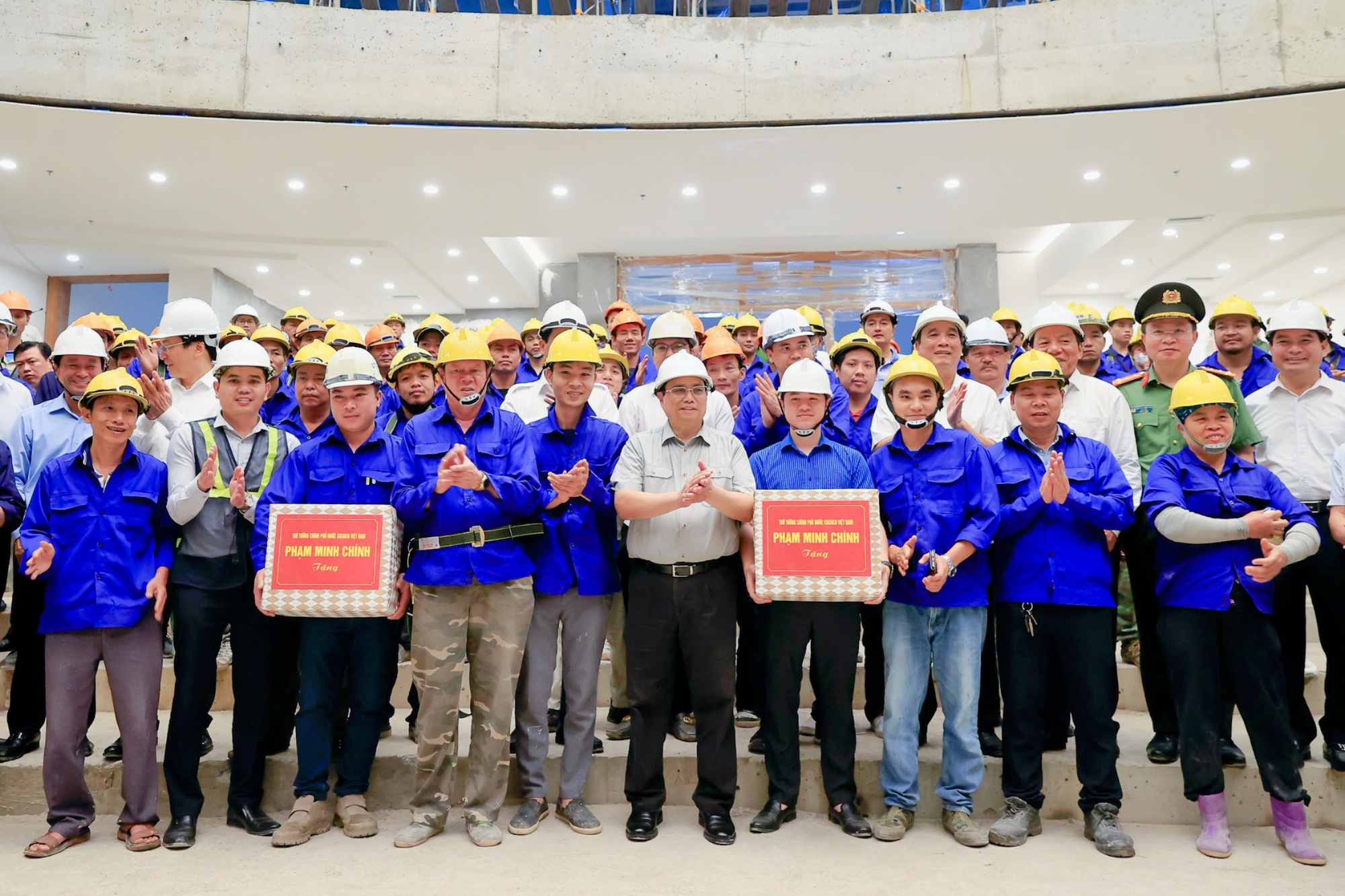 Thủ tướng tặng quà cán bộ, công nhân làm việc trên công trường dự án - Ảnh: VGP/Nhật Bắc