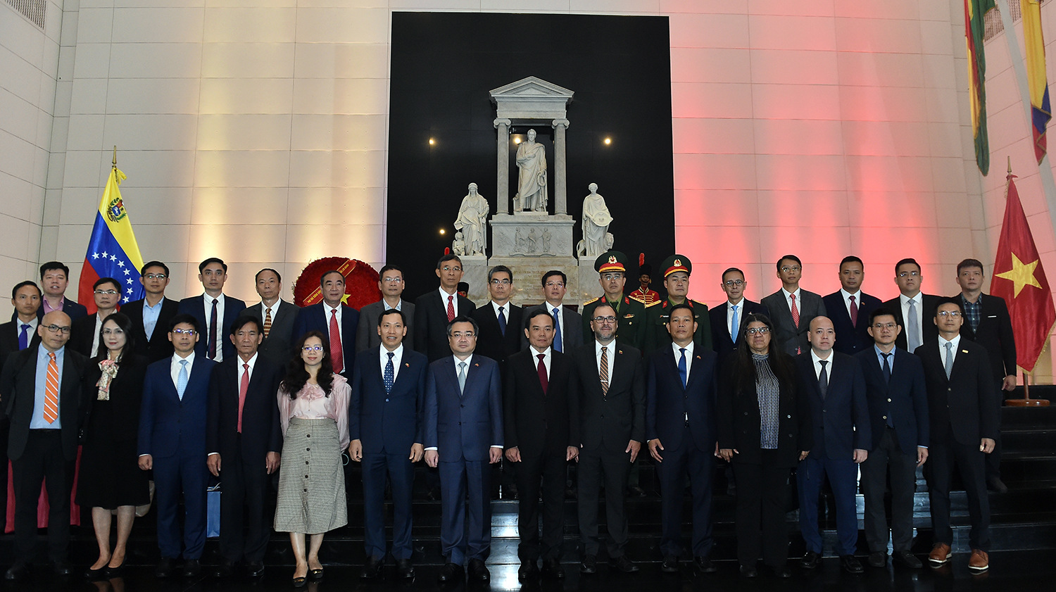 Phó Thủ tướng Trần Lưu Quang cùng Đoàn công tác của Chính phủ Việt Nam chụp ảnh lưu niệm tại Đền thờ quốc gia Panteón ở Thủ đô Caracas - Ảnh: VGP/Hải Minh