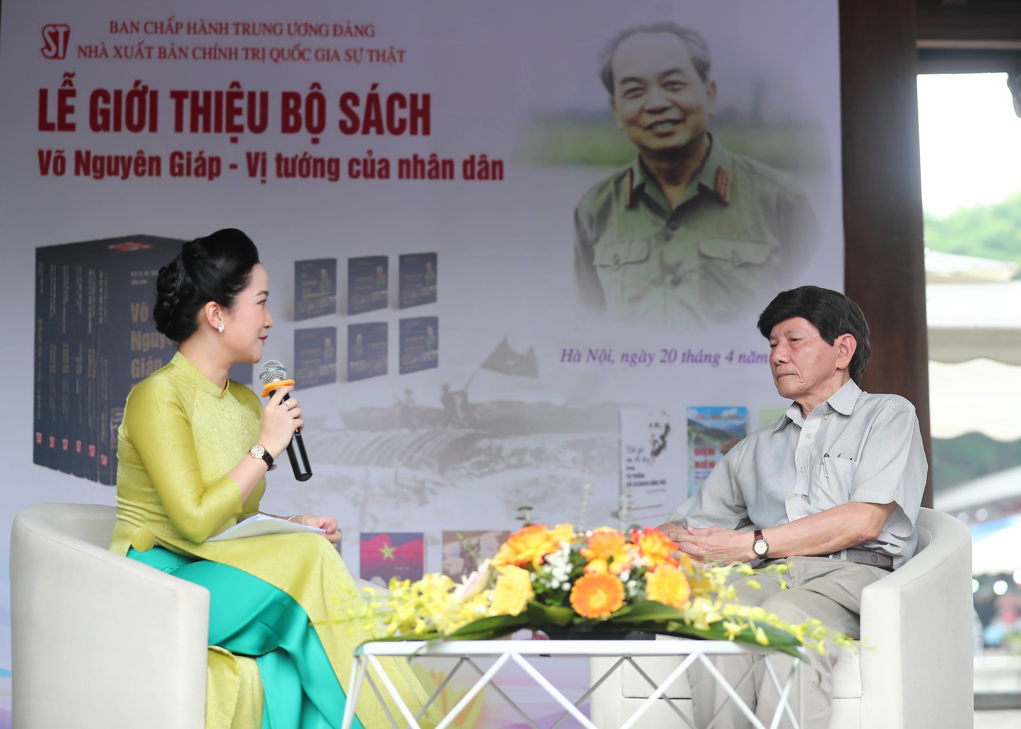 Độc giả giao lưu với Đại tá Trịnh Nguyên Huân, nguyên Thư ký của Đại tướng Võ Nguyên Giáp - Ảnh: Nam Nguyễn