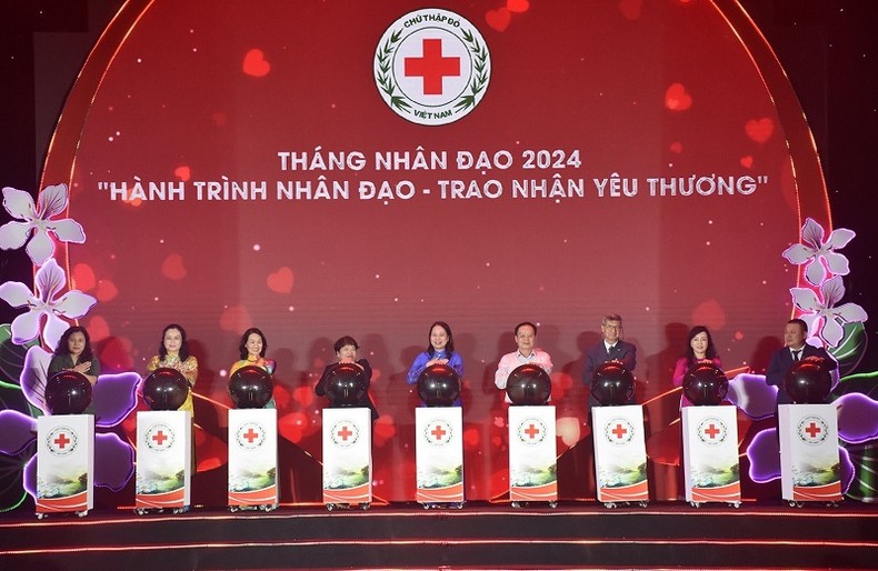 Đồng chí Võ Thị Ánh Xuân cùng các đại biểu ấn nút phát động Tháng Nhân đạo năm 2024 tại tỉnh Điện Biên.