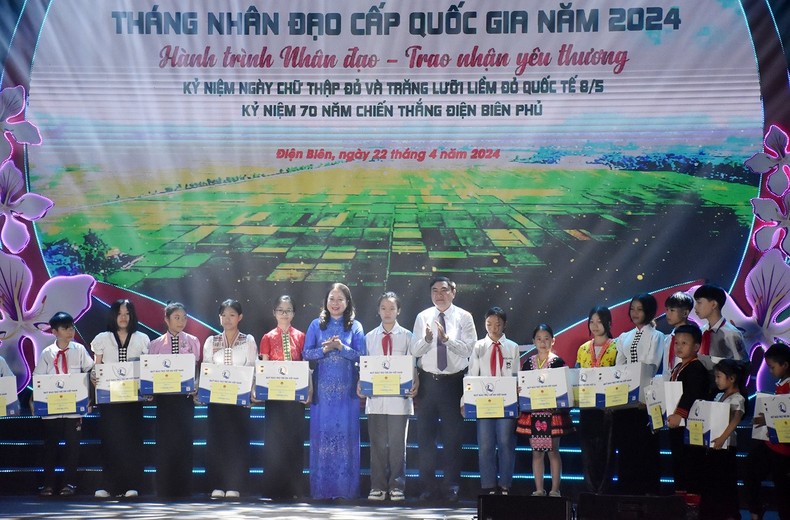 Đồng chí Võ Thị Ánh Xuân cùng đồng chí Trần Quốc Cường, Bí thư Tỉnh ủy Điện Biên trao học bổng tặng học sinh con em các dân tộc thiểu số tỉnh Điện Biên.