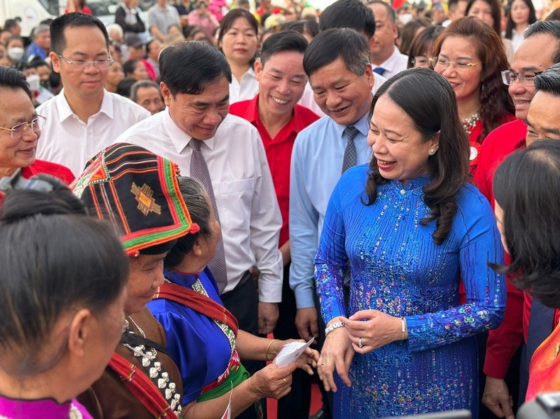 Đồng chí Võ Thị Ánh Xuân, thăm hỏi, động viên nhân dân các dân tộc tỉnh Điện Biên đã tham gia các hoạt động trong khuôn khổ Lễ phát động Tháng Nhân đạo.