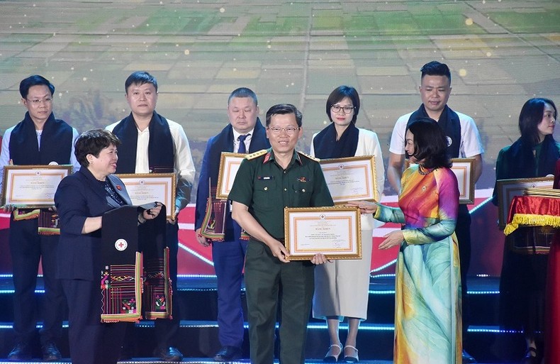 Đại diện lãnh đạo Trung ương Hội Chữ thập đỏ Việt Nam trao Bằng khen vinh danh các tập thể, cá nhân có nhiều đóng góp trong các hoạt động nhân đạo, từ thiện.