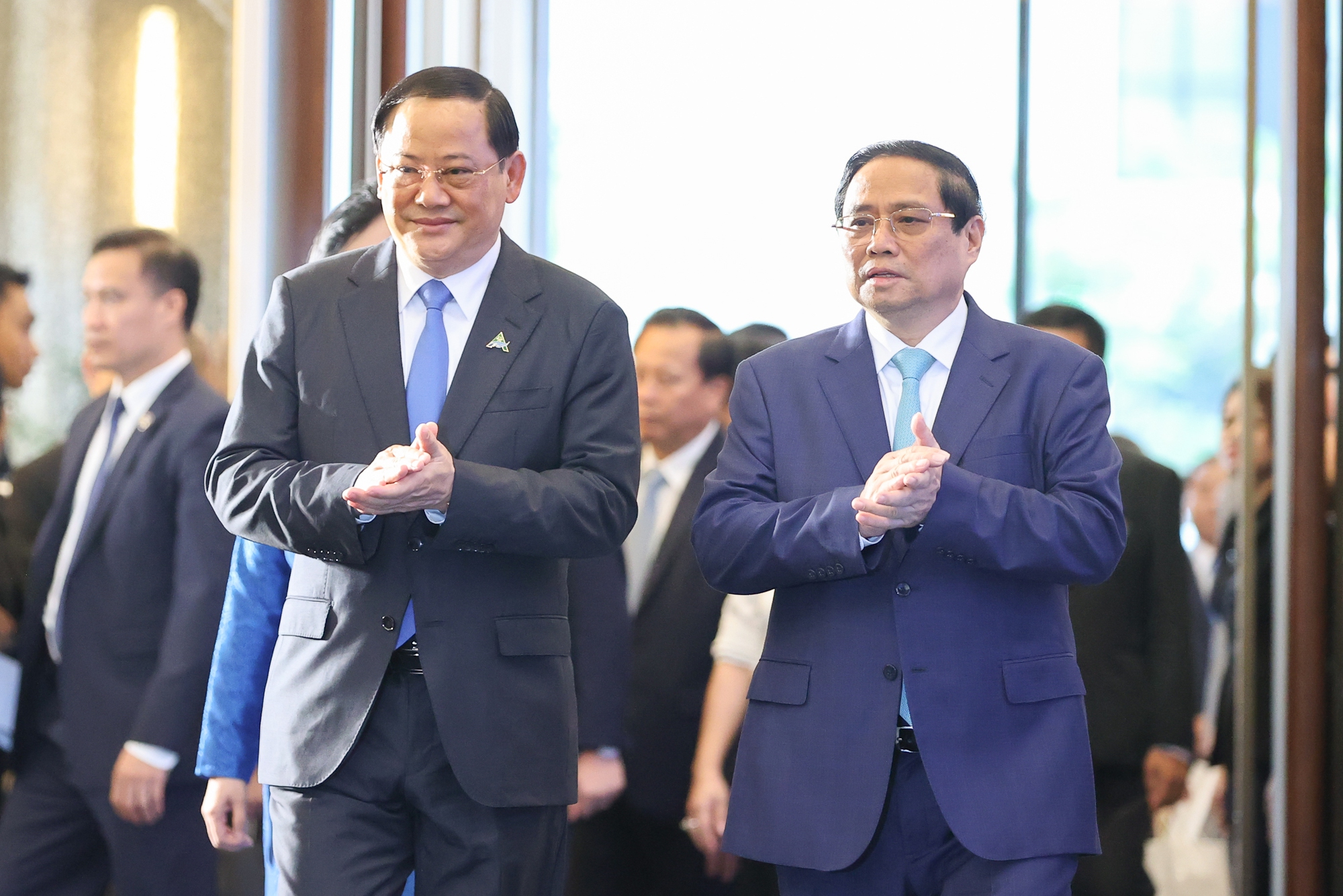 Thủ tướng Phạm Minh Chính và ngài Sonexay Siphandone, Thủ tướng Chính phủ nước Cộng hoà Dân chủ Nhân dân Lào - Chủ tịch ASEAN 2024 dự phiên khai mạc Diễn đàn Tương lai ASEAN - Ảnh: VGP/Nhật Bắc