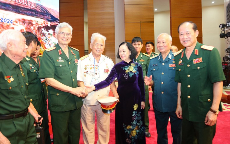 Đồng chí Trương Thị Mai cùng các đại biểu tham dự buổi gặp mặt.