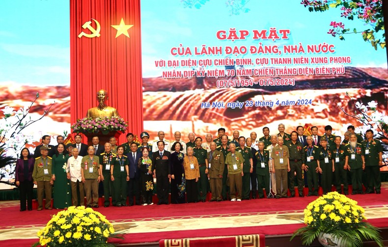 Các đồng chí lãnh đạo Đảng, Nhà nước chụp ảnh cùng đại biểu tham dự buổi gặp mặt.