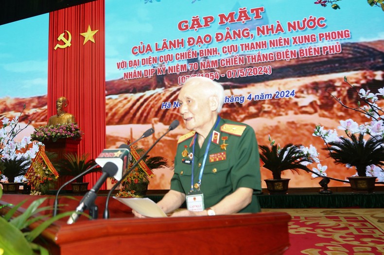 Thiếu tướng Nguyễn Tụ thay mặt các cựu chiến binh, cựu thanh niên xung phong từng tham gia Chiến dịch Điện Biên Phủ phát biểu tại buổi gặp mặt.