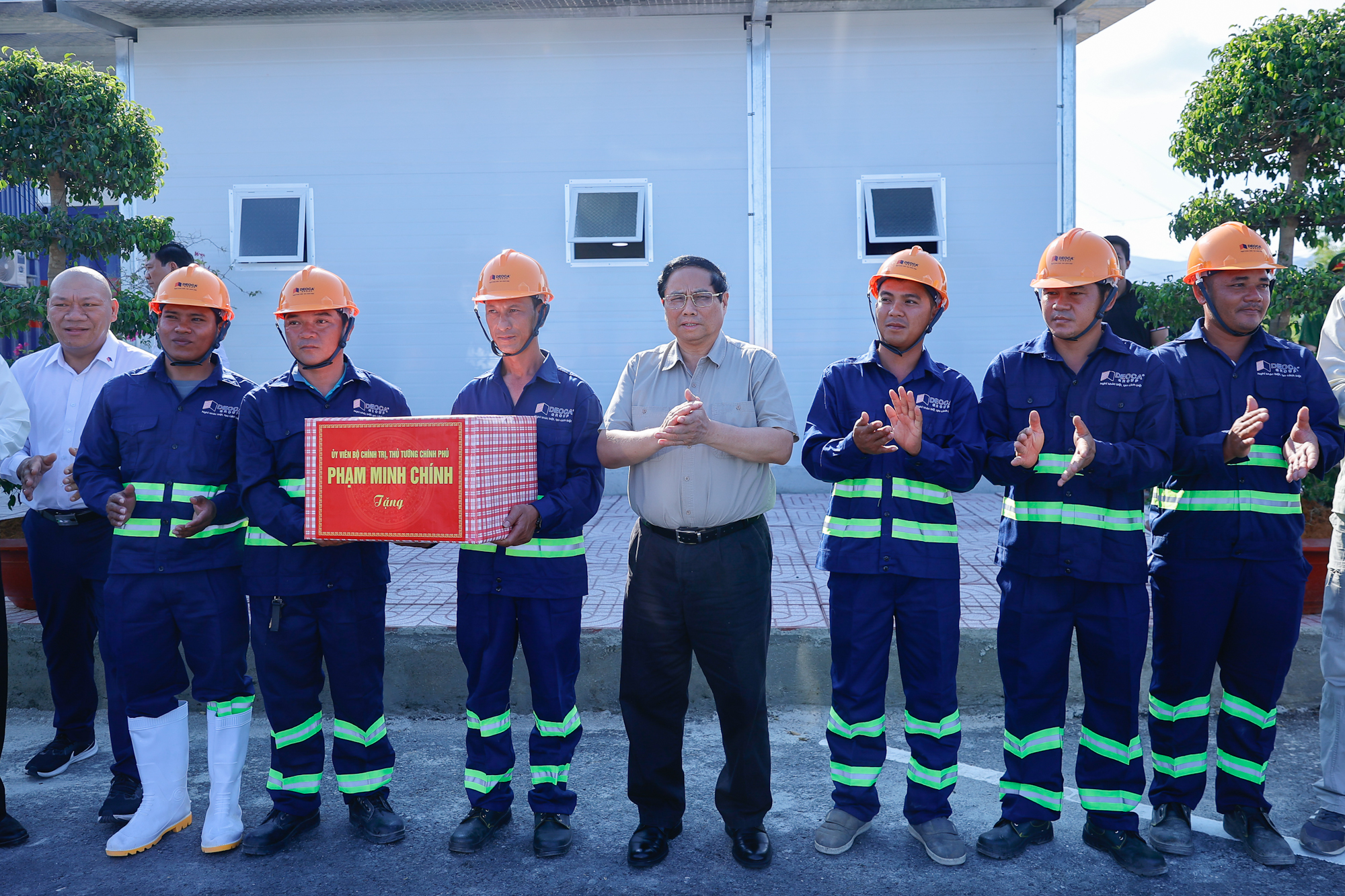 Thủ tướng động viên đội ngũ kỹ sư, công nhân thi công tuyến cao tốc Cam Lâm-Vĩnh Hảo - Ảnh: VGP/Nhật Bắc