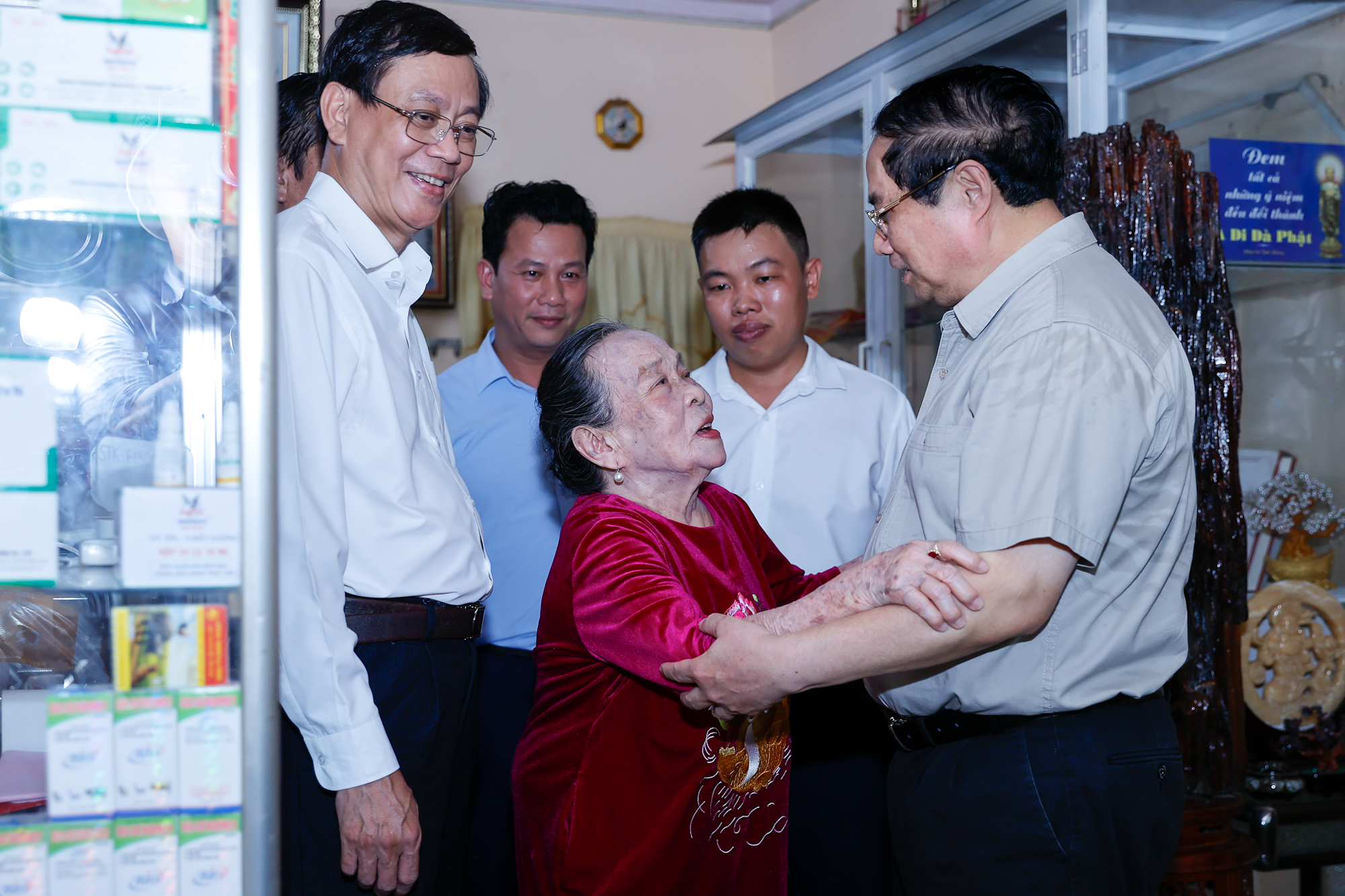 Thủ tướng Chính phủ Phạm Minh Chính đến thăm Anh hùng Lao động Hồ Thị Lượm - Ảnh: VGP/Nhật Bắc