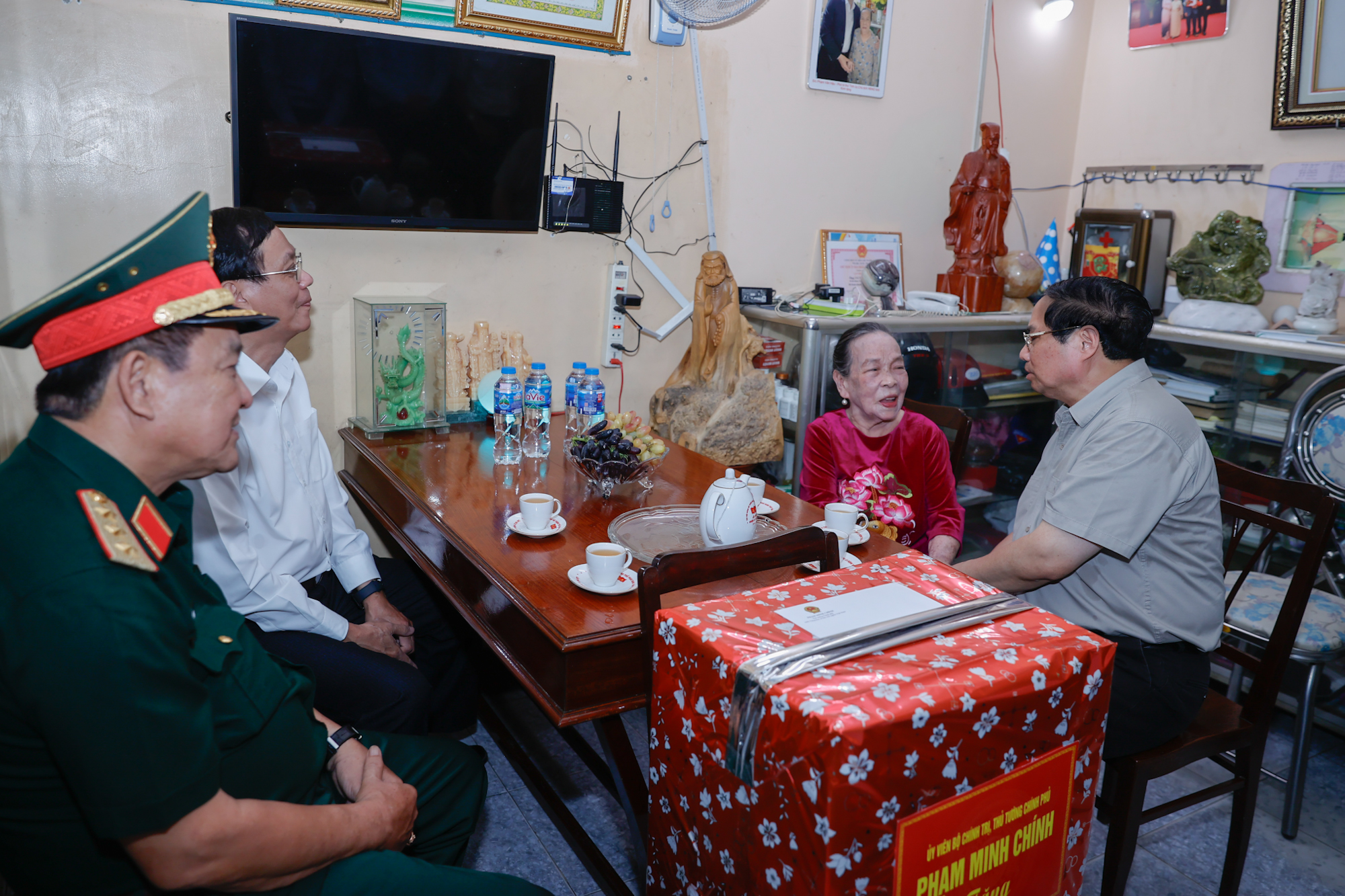 Thủ tướng Phạm Minh Chính chúc bà Hồ Thị Lượm sức khỏe, tiếp tục động viên con cháu, cộng đồng tích cực học tập, lao động, sản xuất, tham gia các phong trào thi đua yêu nước - Ảnh: VGP/Nhật Bắc