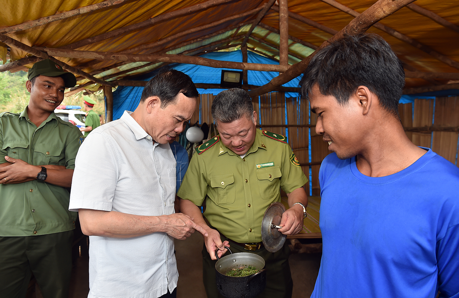 Phó Thủ tướng thăm bếp ăn của lực lượng quản lý, bảo vệ VQG - Ảnh: VGP/Hải Minh