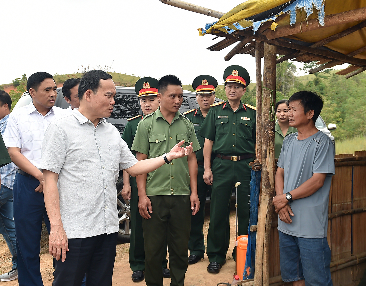 Phó Thủ tướng thăm hỏi, trò chuyện với người dân được khoán bảo vệ rừng - Ảnh: VGP/Hải Minh