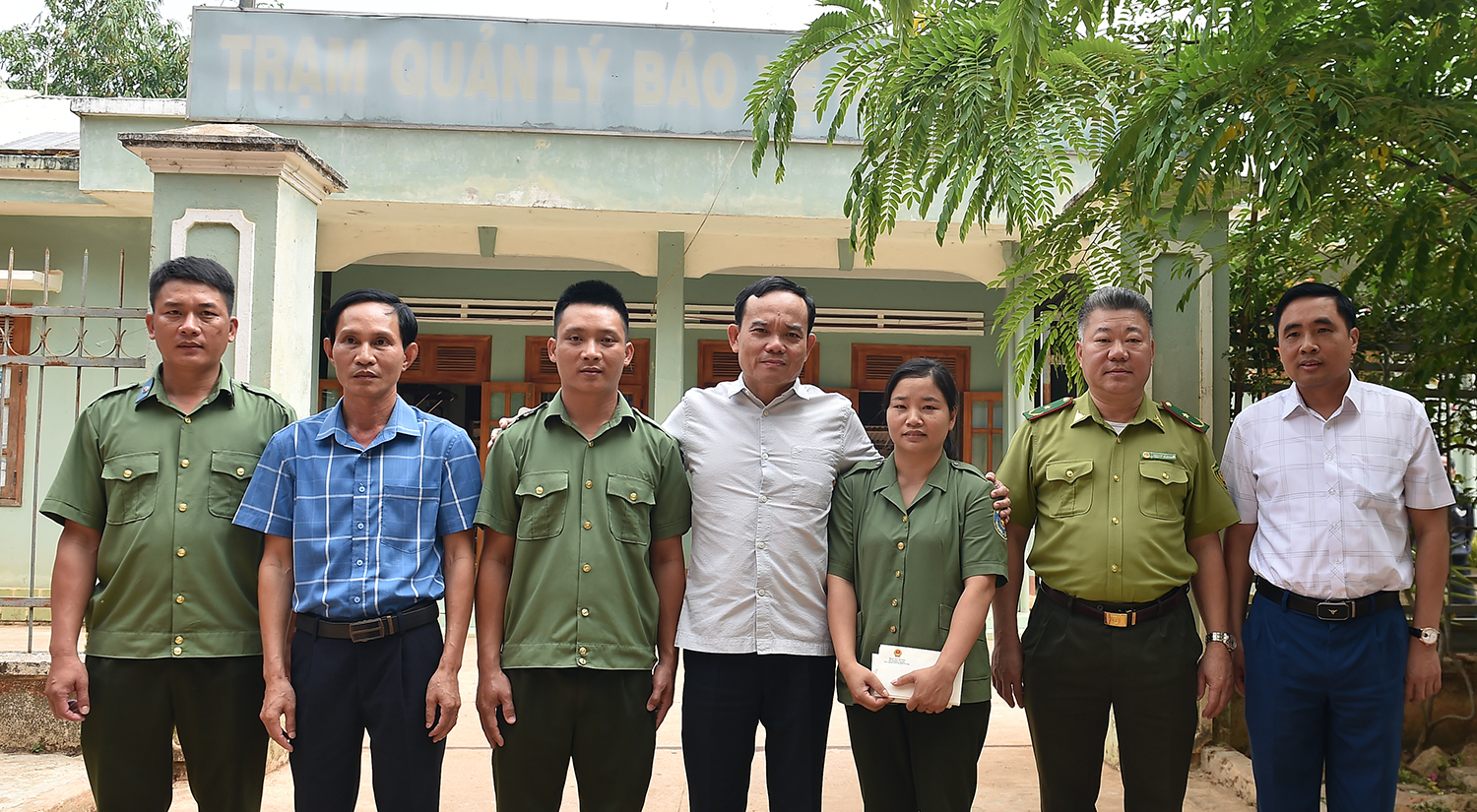 Phó Thủ tướng chụp ảnh lưu niện với lực lượng quản lý, bảo vệ VQG - Ảnh: VGP/Hải Minh