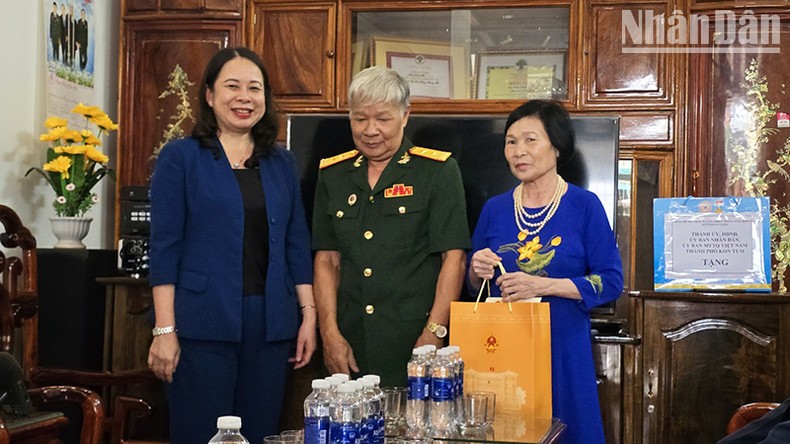 Quyền Chủ tịch nước tặng quà cho cựu chiến binh Trần Đình Thị