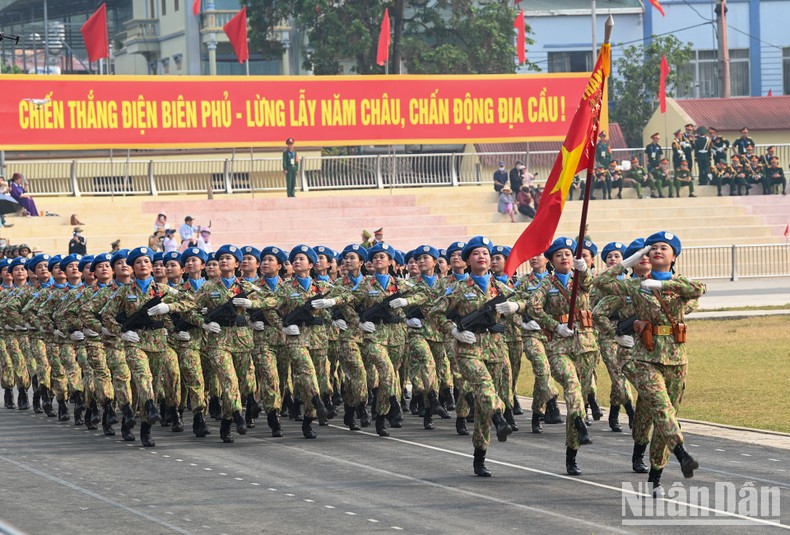 Khối nữ lực lượng Gìn giữ hòa bình Việt Nam diễu hành qua lễ đài.
