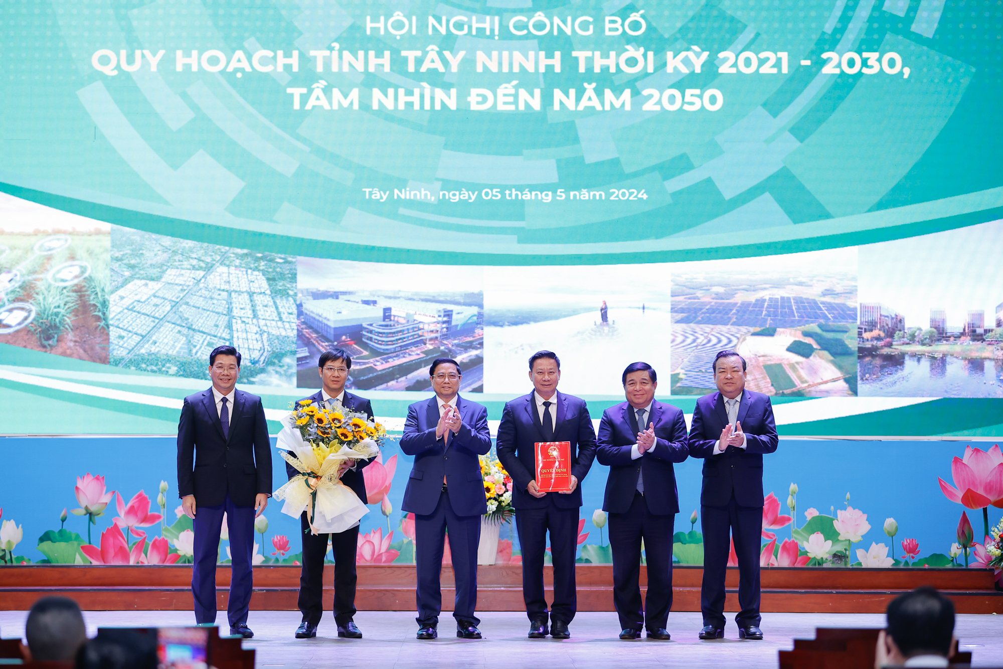 Thủ tướng trao quyết định Quy hoạch cho lãnh đạo tỉnh Tây Ninh - Ảnh: VGP/Nhật Bắc