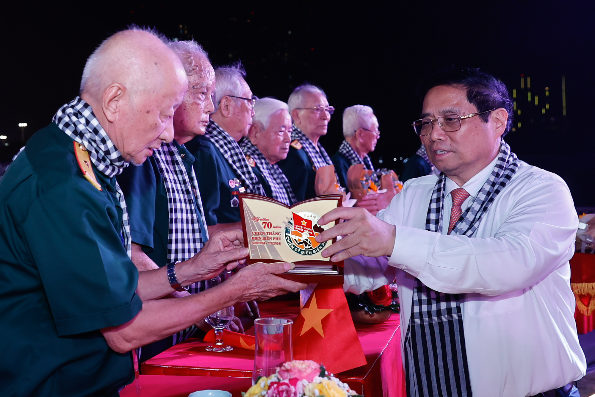 Thủ tướng Phạm Minh Chính tặng Kỷ niệm chương cho các cựu chiến sĩ Điện Biên - Ảnh VGP/Nhật Bắc