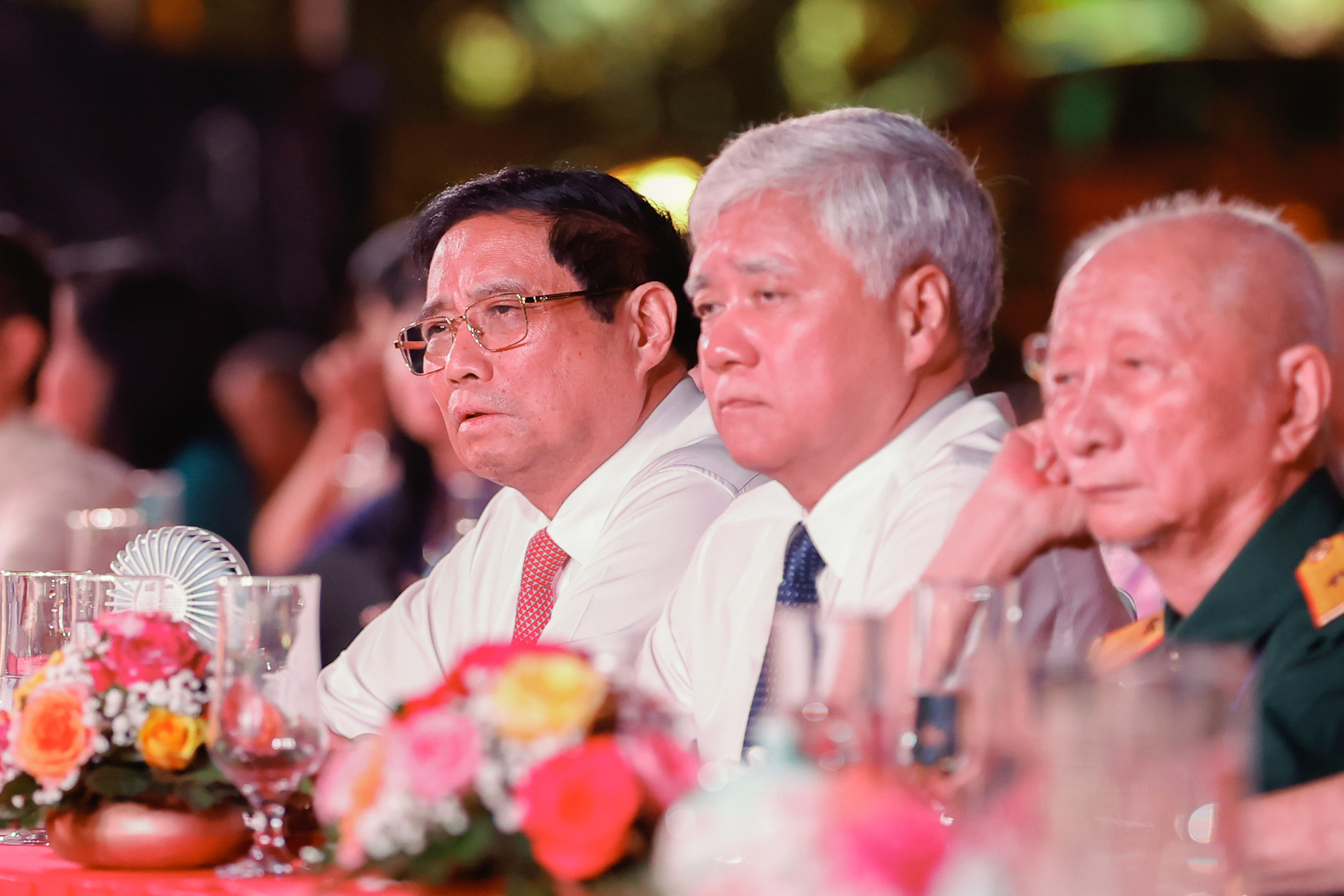 Thủ tướng Phạm Minh Chính và các đại biểu xúc động khi nghe các câu chuyện về Chiến dịch Điện Biên Phủ được chia sẻ trong chương trình cầu truyền hình - Ảnh VGP/Nhật Bắc