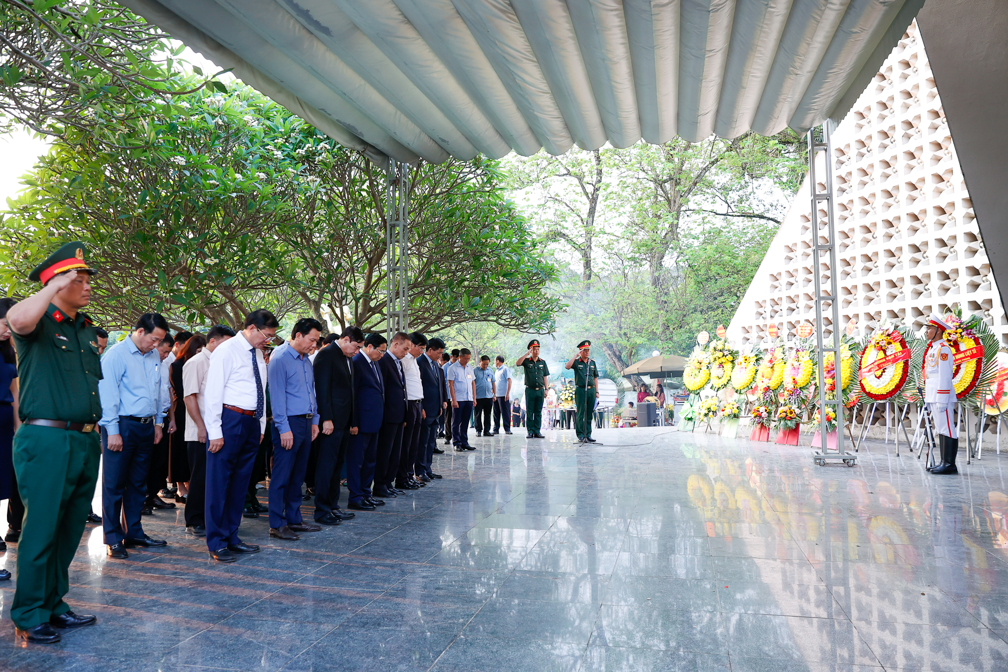 Thủ tướng Phạm Minh Chính và các thành viên đoàn công tác kính cẩn nghiêng mình trước anh linh các Anh hùng, liệt sĩ đã anh dũng chiến đấu, hy sinh trên mảnh đất Điện Biên Phủ anh hùng - Ảnh: VGP/Nhật Bắc