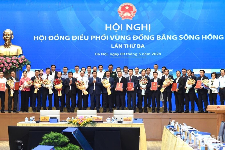 Thủ tướng Phạm Minh Chính, Bộ trưởng Kế hoạch và Đầu tư Nguyễn Chí Dũng trao Quyết định của Thủ tướng Chính phủ phê duyệt Quy hoạch cho lãnh đạo các tỉnh, thành phố vùng Đồng bằng sông Hồng.
