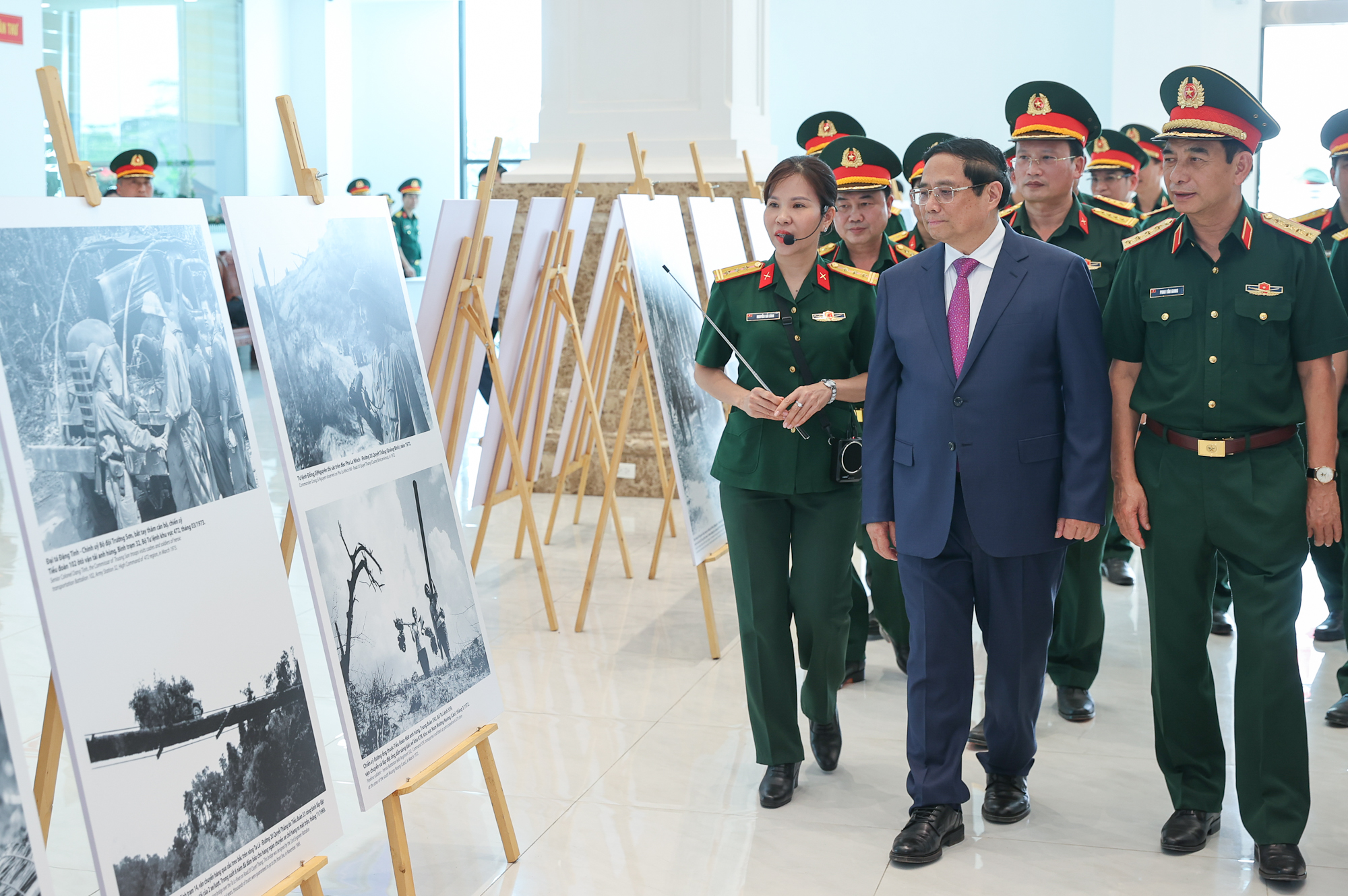Thủ tướng tham quan triển lãm ảnh về Binh đoàn 12-Tổng Công ty Xây dựng Trường Sơn - Ảnh: VGP/Nhật Bắc