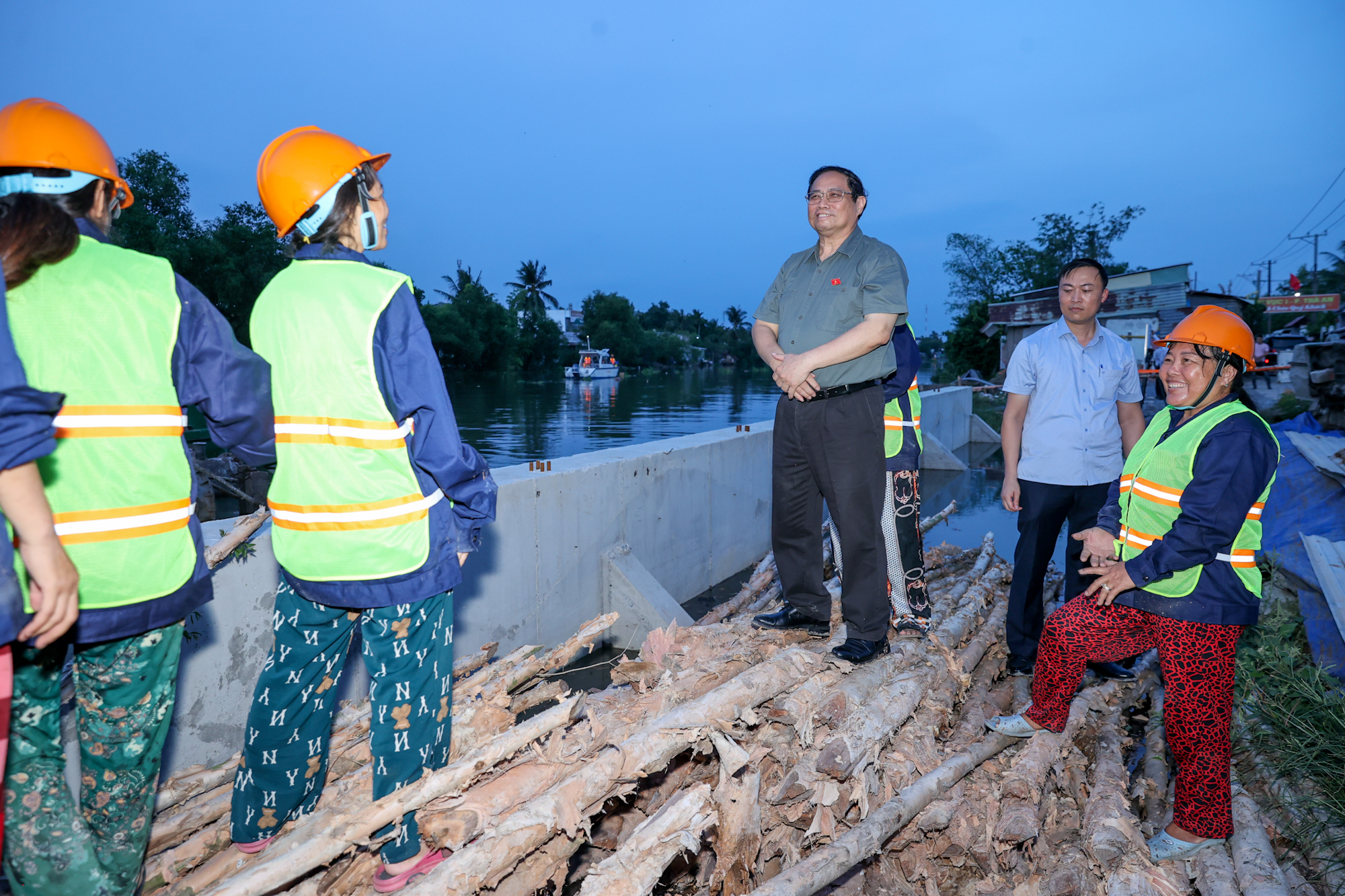 Kiểm tra công trường, Thủ tướng Phạm Minh Chính yêu cầu bảo đảm tiến độ, chất lượng, kỹ thuật, mỹ thuật, an toàn, vệ sinh môi trường dự án kè sông Trà Nóc - Ảnh: VGP/Nhật Bắc
