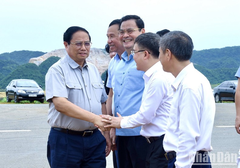 Thủ tướng Phạm Minh Chính thăm vùng trồng dứa nguyên liệu ở xã Quang Sơn, thành phố Tam Điệp của Công ty cổ phần Thực phẩm xuất khẩu Đồng Giao
