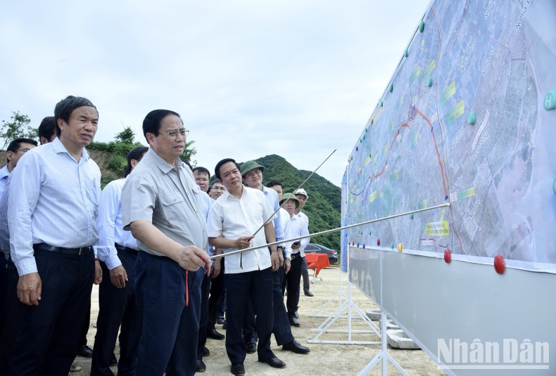 Thủ tướng Phạm Minh Chính nghe báo cáo về tiến độ thi công tuyến đường Đông-Tây của tỉnh Ninh Bình