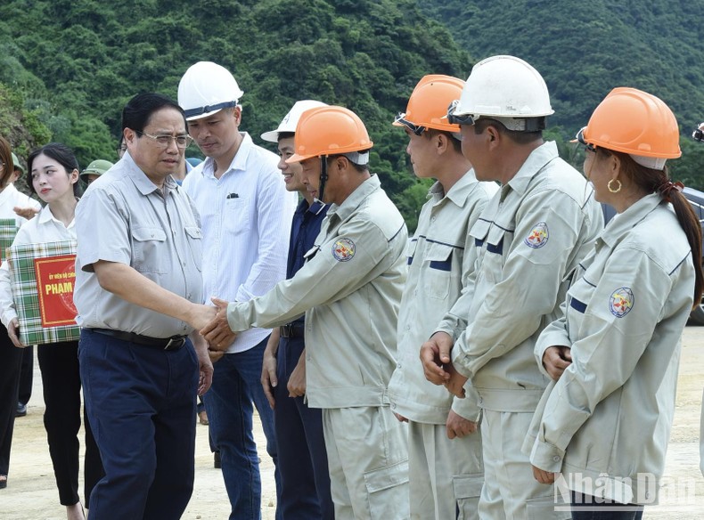 Thủ tướng Phạm Minh Chính thăm, động viên đội ngũ kỹ sư, công nhân thi công dự án tuyến đường Đông-Tây, tỉnh Ninh Bình