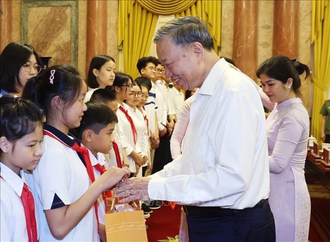 Chủ tịch nước Tô Lâm tặng quà cho các thanh thiếu niên tiêu biểu. (Ảnh: TTXVN)