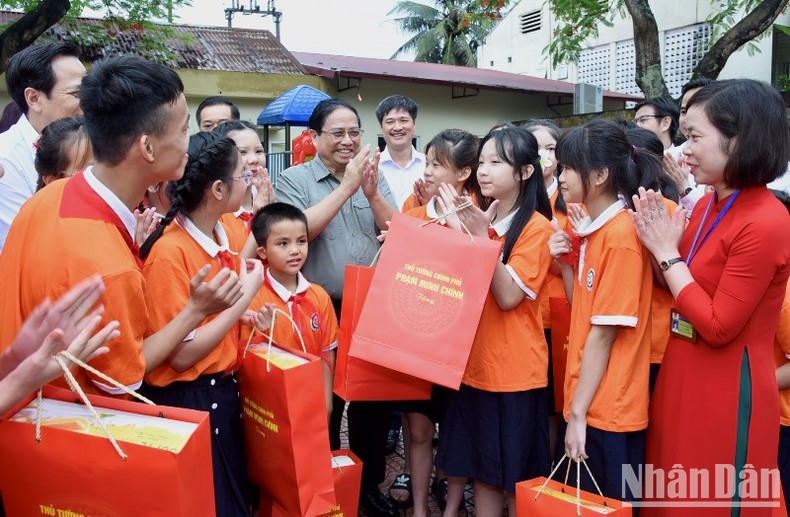 Thủ tướng Phạm Minh Chính với các cháu học sinh Trung tâm Nuôi dưỡng trẻ khuyết tật Hà Nội