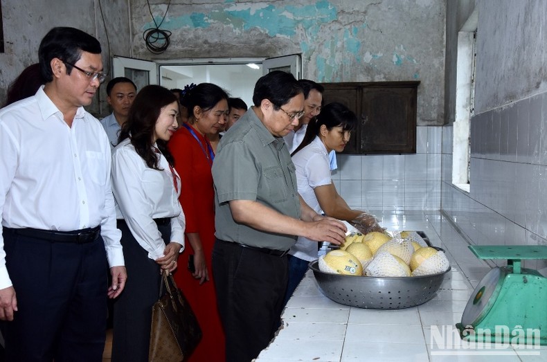 Thủ tướng Phạm Minh Chính thăm, kiểm tra khu vực bếp ăn của Trung tâm Nuôi dưỡng trẻ khuyết tật Hà Nội
