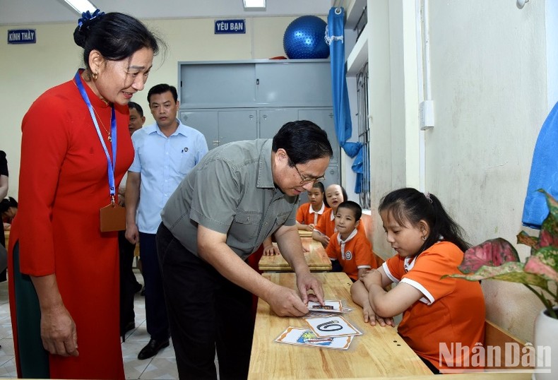 Thủ tướng Phạm Minh Chính ân cần thăm hỏi các cháu học sinh khuyết tật