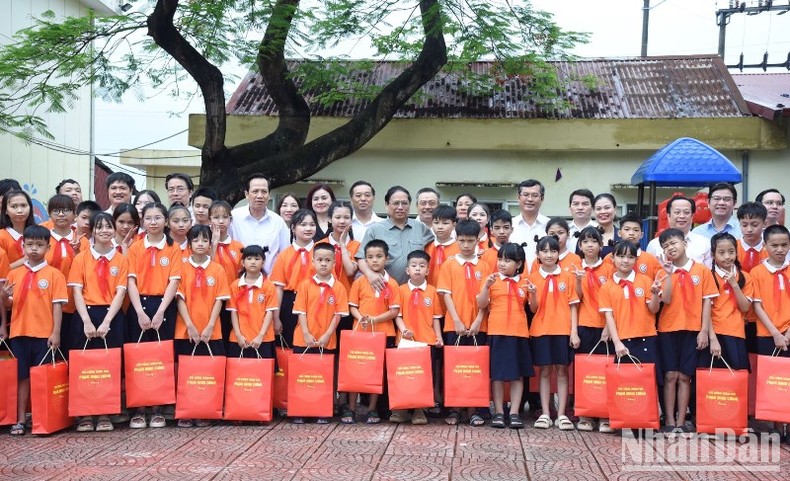 Thủ tướng Phạm Minh Chính chụp ảnh lưu niệm với các cháu học sinh.