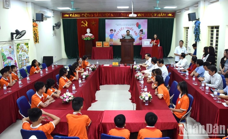 Thủ tướng Phạm Minh Chính đến thăm, ân cần nói chuyện với các thầy cô, học sinh của Trung tâm Nuôi dưỡng trẻ khuyết tật Hà Nội