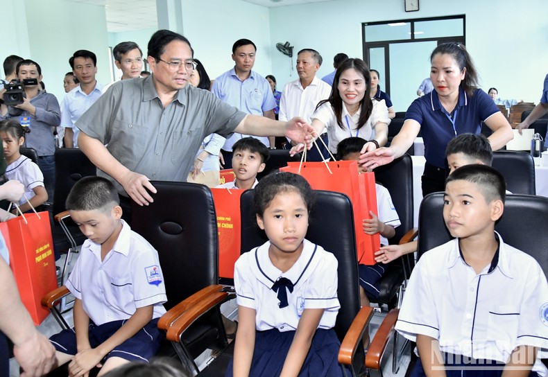 Thủ tướng Phạm Minh Chính tặng quà động viên các cháu thiếu nhi đang được nuôi dạy tại Trung tâm
