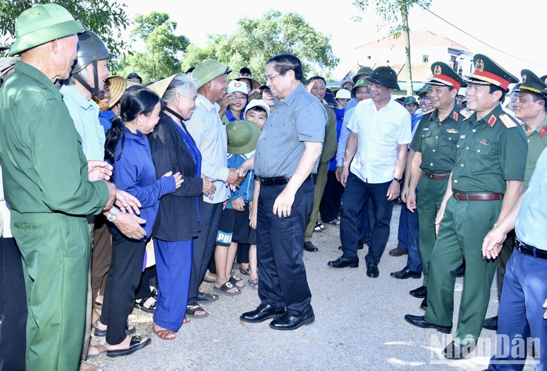 Thủ tướng Phạm Minh Chính ân cần thăm hỏi nhân dân xã Mỹ Thuỷ, huyện Lệ Thuỷ