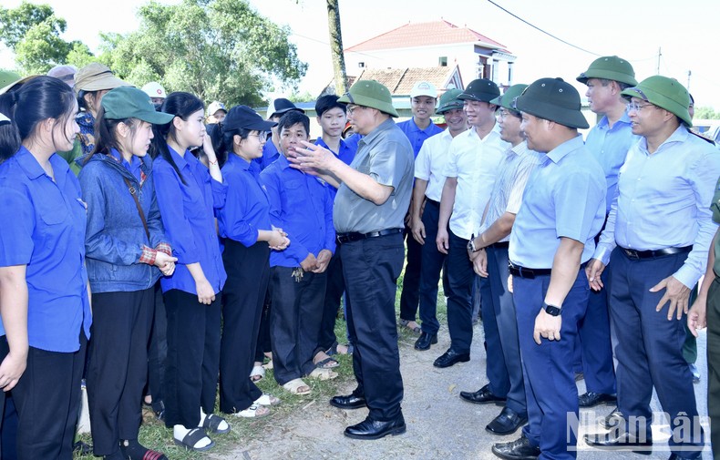 Thủ tướng Phạm Minh Chính thăm hỏi thanh niên thôn Mỹ Hà, xã Mỹ Thuỷ