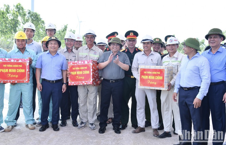 Thủ tướng Phạm Minh Chính tặng quà động viên các đơn vị thi công Đường ven biển và cầu Nhật Lệ 3