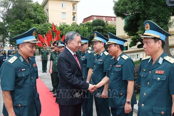 Chủ tịch nước Tô Lâm với lãnh đạo Quân chủng Phòng không-Không quân. (Ảnh: TTXVN)