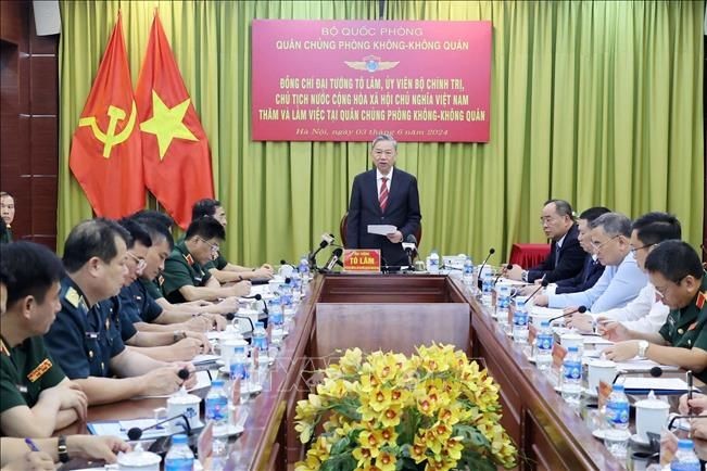 Chủ tịch nước Tô Lâm phát biểu chỉ đạo tại cuộc làm việc với Bộ Tư lệnh Quân chủng Phòng không-Không quân. (Ảnh: TTXVN)