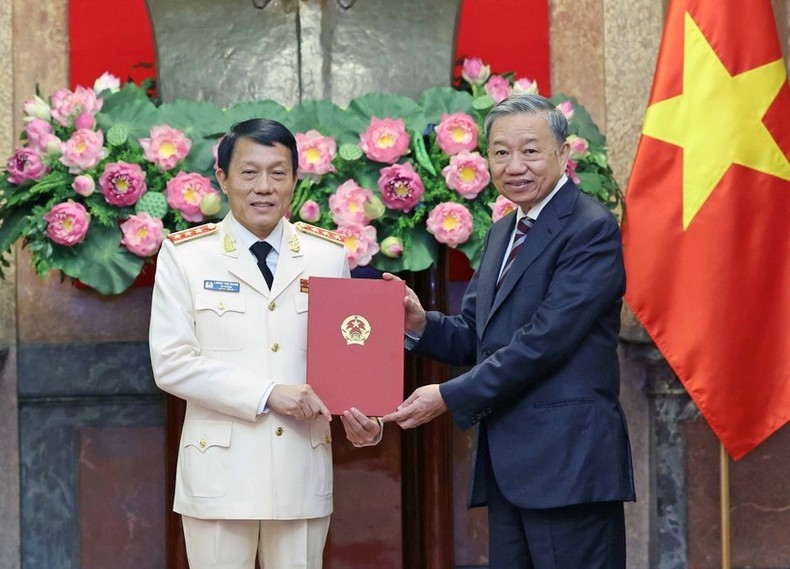 Chủ tịch nước Tô Lâm trao Quyết định bổ nhiệm cho Thượng tướng Lương Tam Quang, Bộ trưởng Công an. (Ảnh: Nhan Sáng/TTXVN)