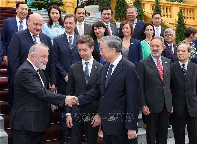 Chủ tịch nước Tô Lâm với Đại sứ, Đại biện các nước Liên minh châu Âu tại Việt Nam - Ảnh: TTXVN