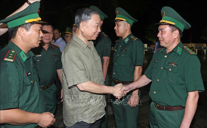 Chủ tịch nước Tô Lâm với cán bộ, sĩ quan Đồn Biên phòng cửa khẩu Sóc Giang - Ảnh: TTXVN