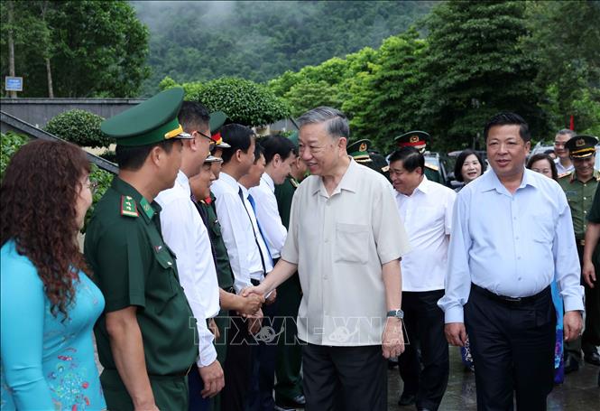 Chủ tịch nước Tô Lâm với các đại biểu tại Khu Di tích Quốc gia đặc biệt Pác Bó