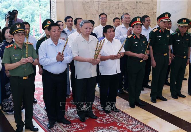 Chủ tịch nước Tô Lâm dâng hương tưởng nhớ Bác Hồ tại Khu Di tích Quốc gia đặc biệt Pác Bó