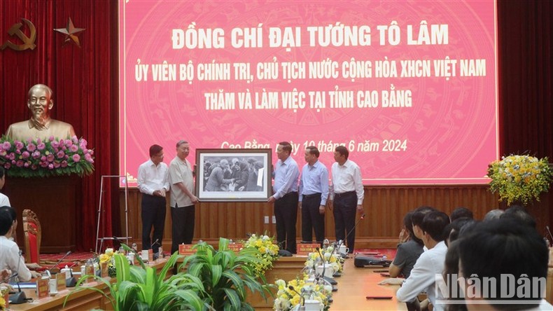 Chủ tịch nước Tô Lâm trao tặng Đảng bộ Cao Bằng bức ảnh ""Bác Hồ về thăm Pác Bó"