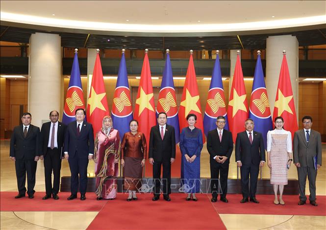 Chủ tịch Quốc hội tin tưởng rằng, việc củng cố lòng tin, tình đoàn kết, vun đắp cho tình hữu nghị, quan hệ hợp tác, gắn bó giữa Việt Nam với từng quốc gia thành viên ASEAN sẽ đóng góp quan trọng vào sự phát triển vững mạnh, thịnh vượng chung của Cộng đồng ASEAN - Ảnh: TTXVN