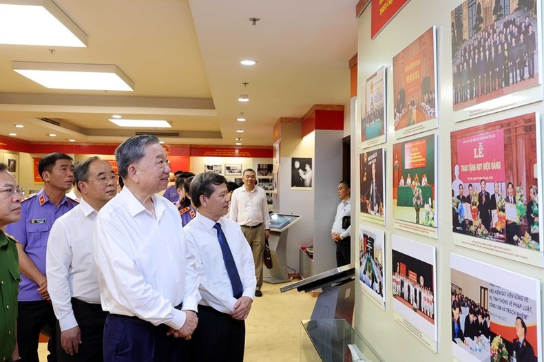 Chủ tịch nước Tô Lâm tham quan Phòng truyền thống của Viện Kiểm sát nhân dân tối cao. (Ảnh: Nhan Sáng-TTXVN)